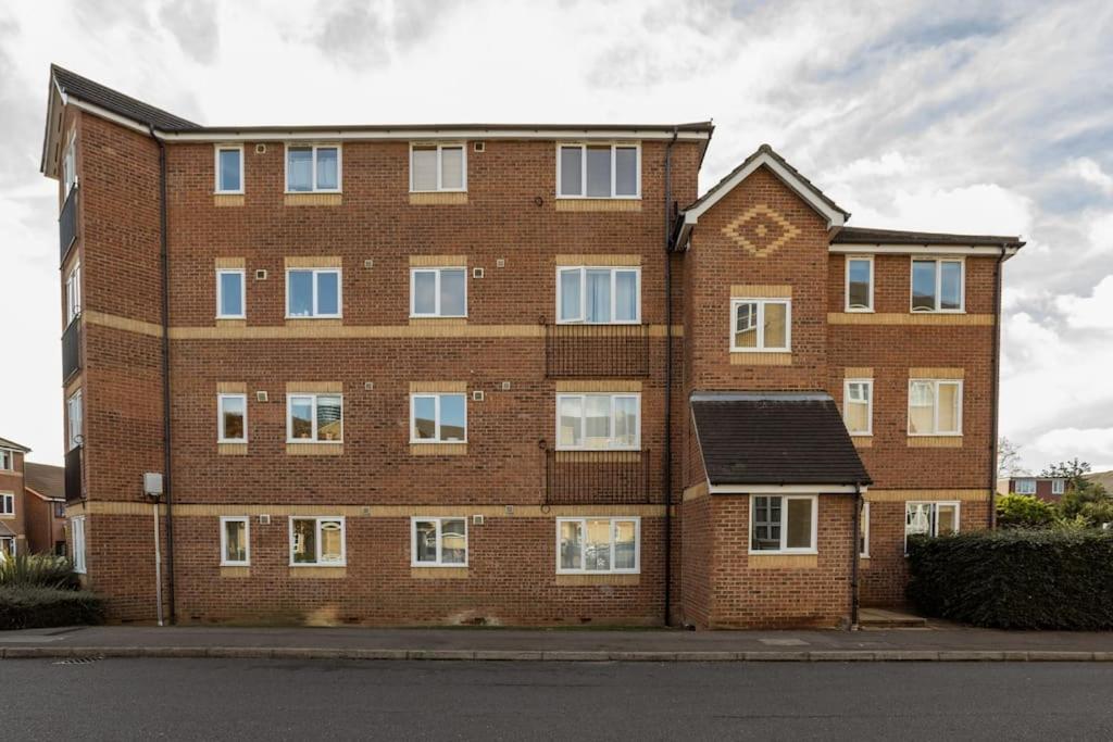 Bright &spacious One Bedroom Flat Off Canary Wharf Апартаменты