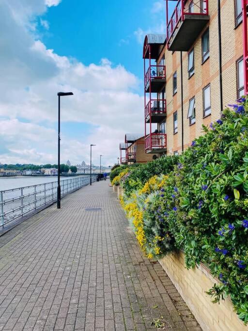 Bright &spacious One Bedroom Flat Off Canary Wharf * Лондон