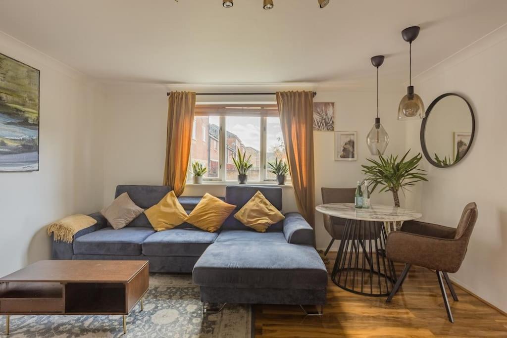 Bright &spacious One Bedroom Flat Off Canary Wharf Апартаменты Лондон
